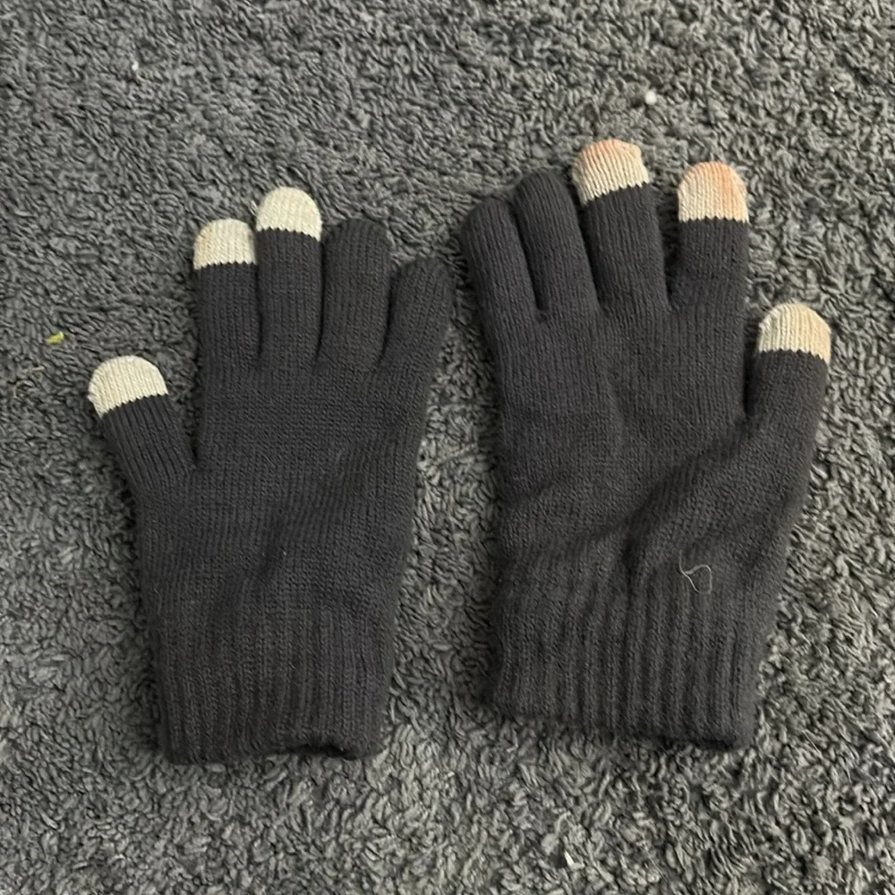 Used a few times dark grey gloves with textable fingertips